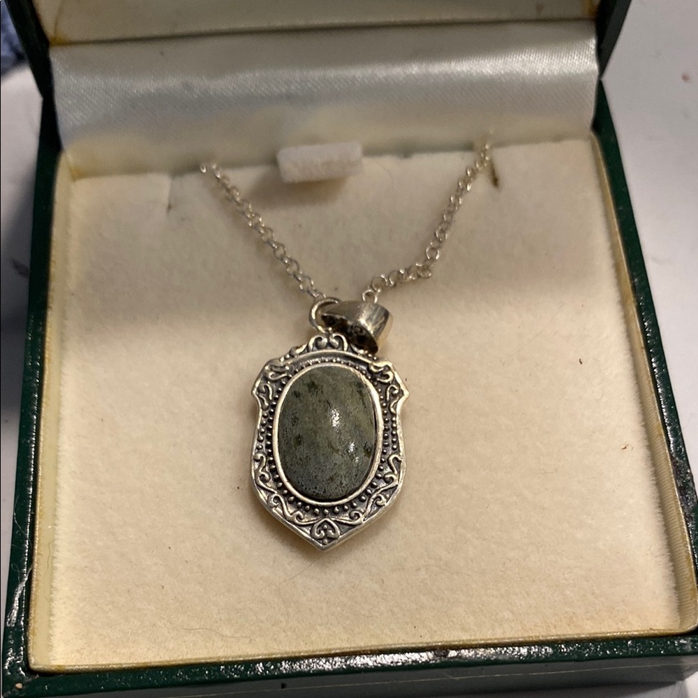 Connemara marble Virgin Mary pendant - Picture 2 of 3